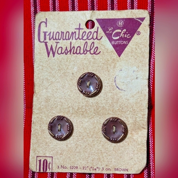 Vintage Le Chic set of #3 buttons original card ✨ 3 /$13 ✨ - Picture 1 of 1